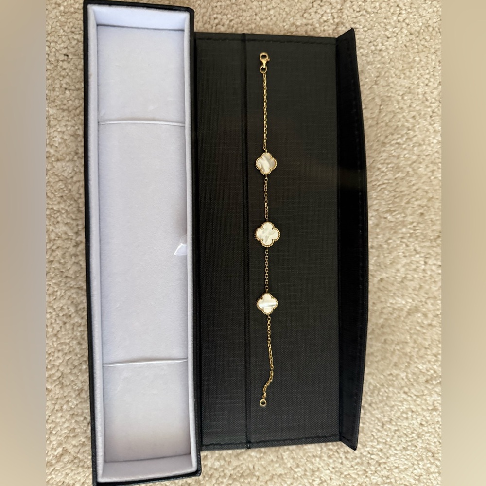 18k gold mother of pearl clover  Bracelet made by a jeweler